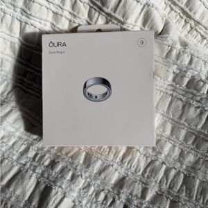 Oura Ring 4 in Elegant Silver